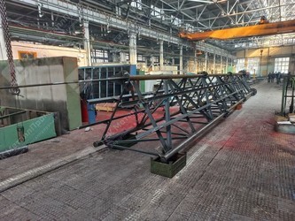 сварка прожекторной мачты в цехе